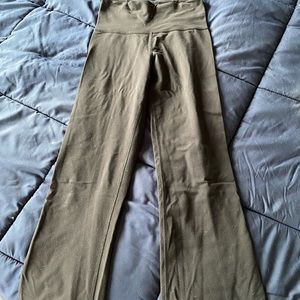 Black lulu yoga pants